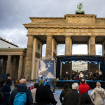 027_Pantonale-2022_Friedensfestival_Berlin_BrandenburgerTor_Buehne_EduardAkhanov.jpg