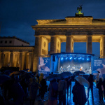 029_Pantonale-2022_Friedensfestival_Berlin_BrandenburgerTor_OpenAir_Regen.jpg